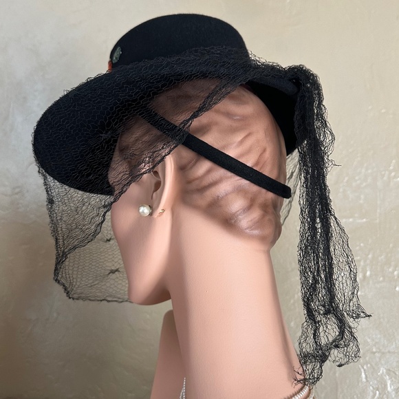 MERRY 1940s' BLACK FELT TILT HAT WITH SEQUIN FLOWER APPLIQUE, JEWELS, FULL VEIL - Picture 6 of 12